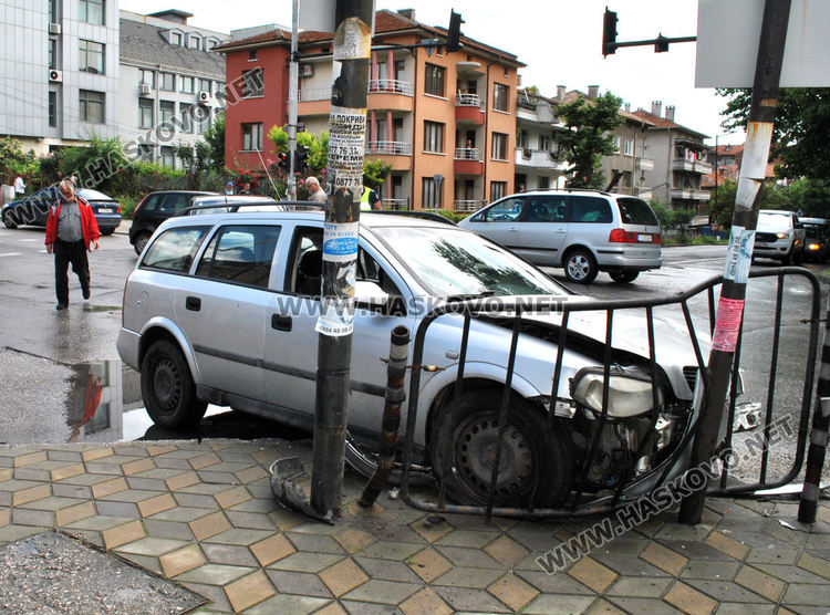 Мерцедес и Опел катастрофираха на Кърджалийска, разбиха ограждение