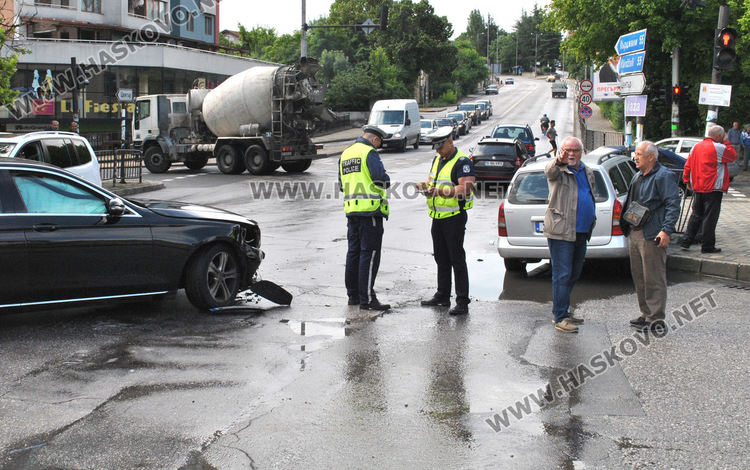 Мерцедес и Опел катастрофираха на Кърджалийска, разбиха ограждение