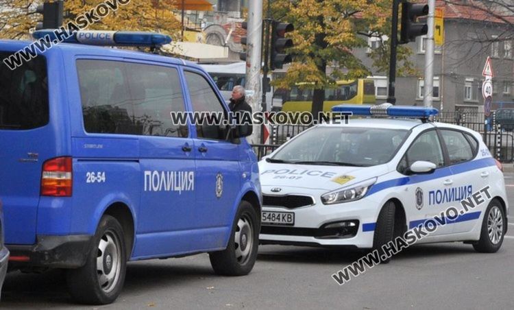 Двама младежи са задържани за грабеж в Хасково