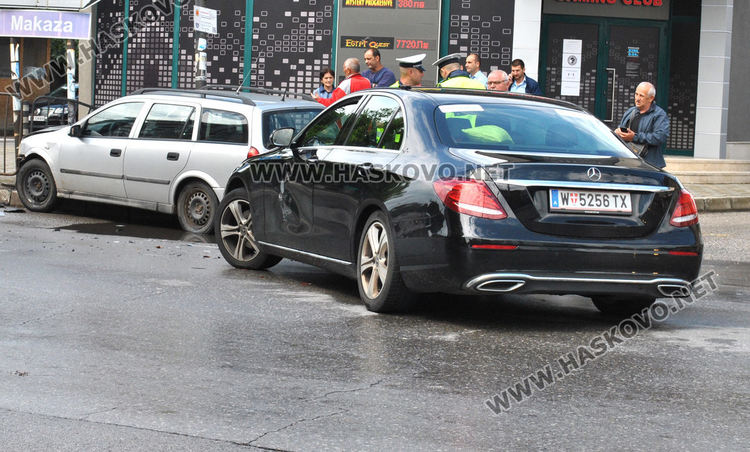 Мерцедес и Опел катастрофираха на Кърджалийска, разбиха ограждение