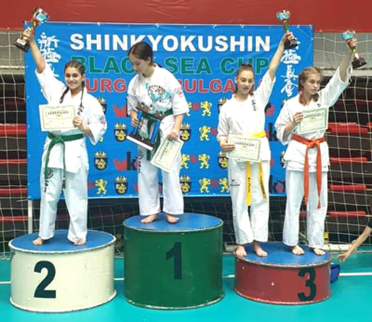 Карaтeките на „Мълния“ с 5 медала от международен турнир в Бургас