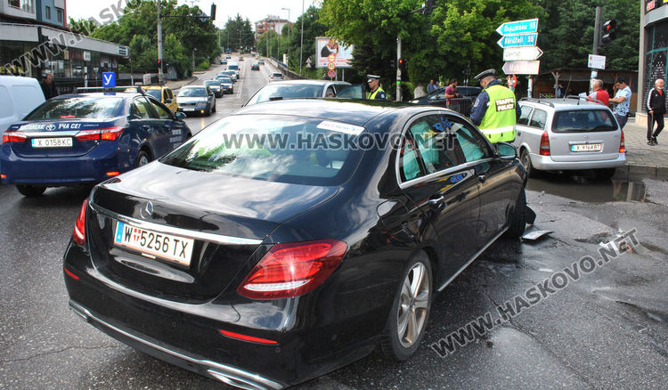 Мерцедес и Опел катастрофираха на Кърджалийска, разбиха ограждение