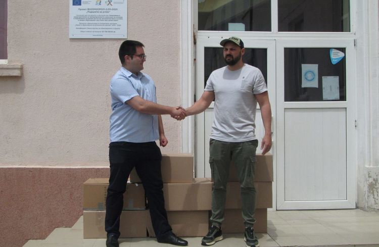 Фирма дари 8 компютърни конфигурации на училище "Кирил и Методий"