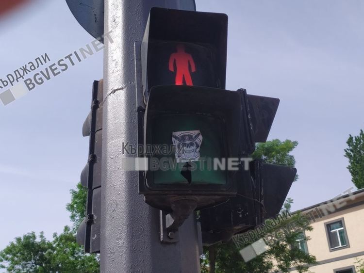 Червени фенове потрошиха табела на „Арена Арда”, увреждат пътните знаци със стикери