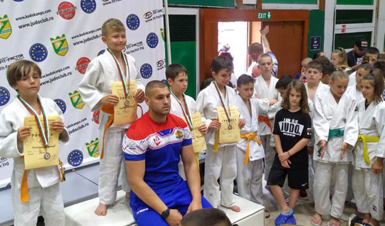 17 медала и отборно трето място за хасковските джудисти в международен турнир