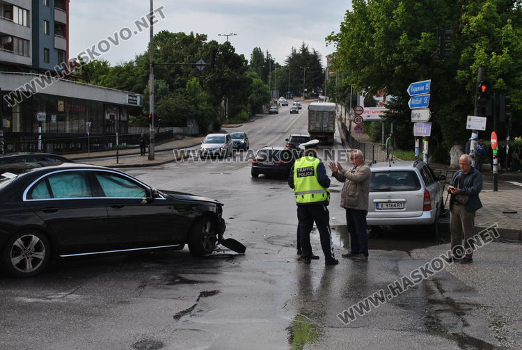 Мерцедес и Опел катастрофираха на Кърджалийска, разбиха ограждение