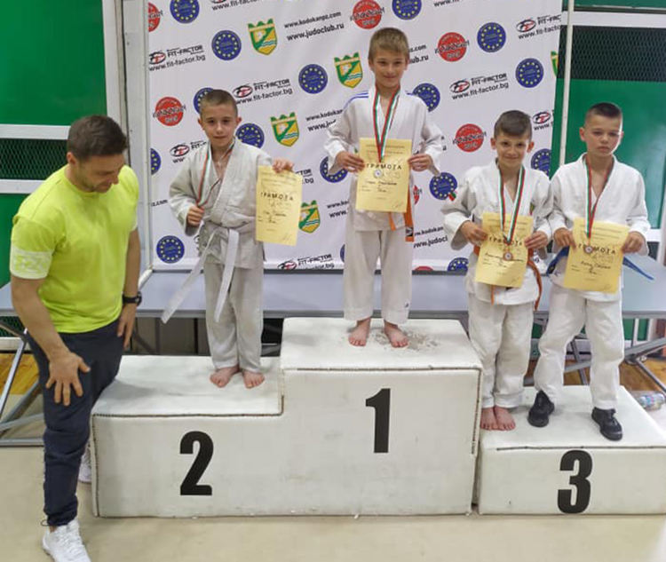 17 медала и отборно трето място за хасковските джудисти в международен турнир