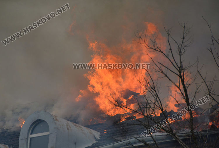Скара подпалила комина в административната сграда на „Неохим“