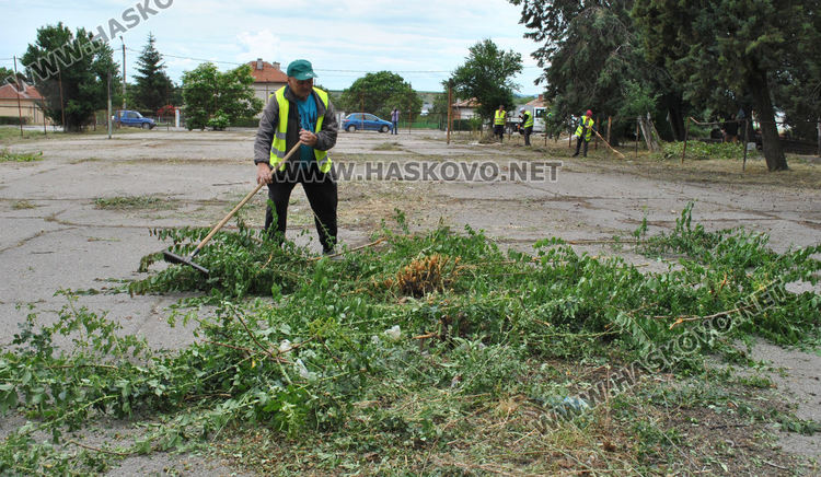Разчистват занемарено игрище в &bdquo;Болярово&ldquo;