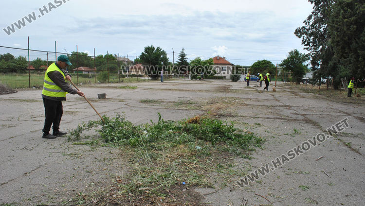 Разчистват занемарено игрище в &bdquo;Болярово&ldquo;