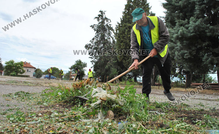 Разчистват занемарено игрище в &bdquo;Болярово&ldquo;