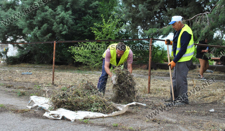 Разчистват занемарено игрище в &bdquo;Болярово&ldquo;
