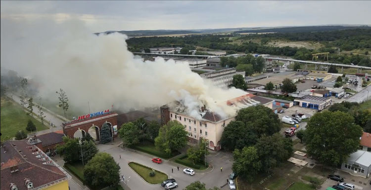 Пожар в административна сграда на  „Неохим“  /видео/