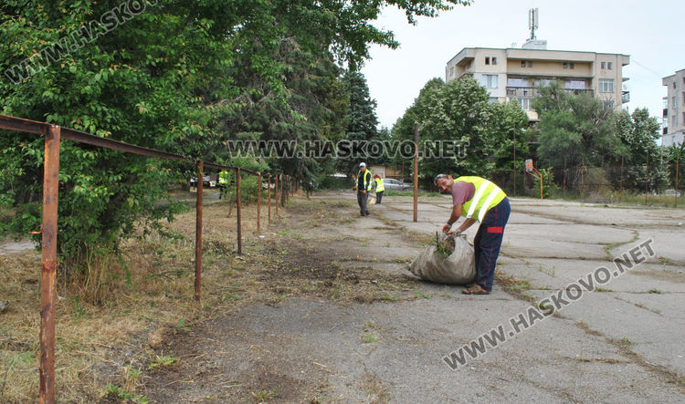 Разчистват занемарено игрище в &bdquo;Болярово&ldquo;