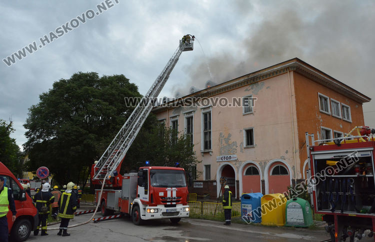 Скара подпалила комина в административната сграда на „Неохим“