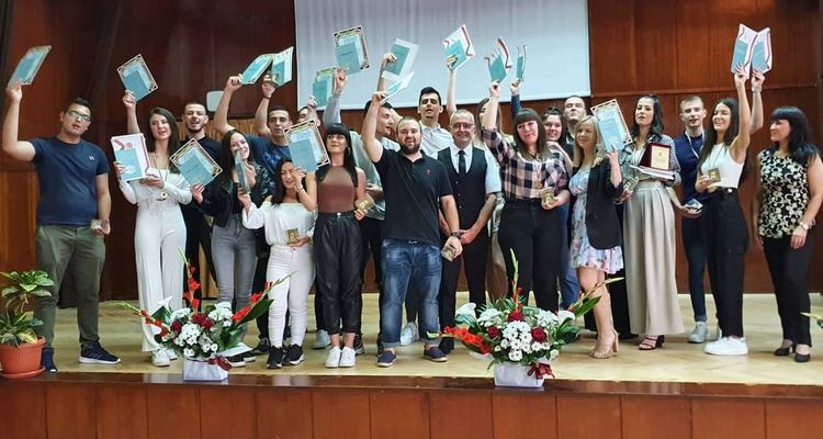 Златаровци получиха дипломите си