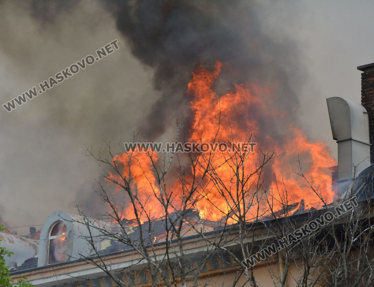 Скара подпалила комина в административната сграда на „Неохим“