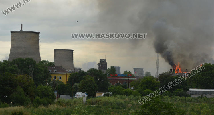 Скара подпалила комина в административната сграда на „Неохим“