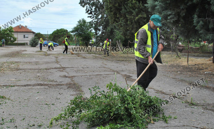 Разчистват занемарено игрище в &bdquo;Болярово&ldquo;