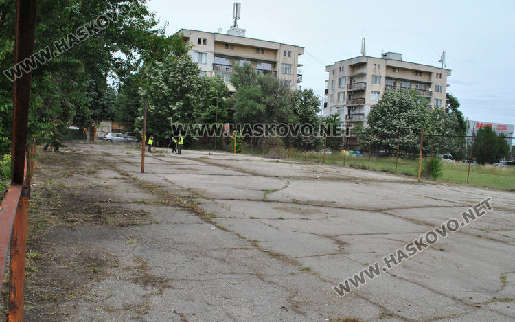 Разчистват занемарено игрище в &bdquo;Болярово&ldquo;