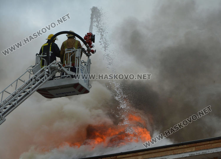 Скара подпалила комина в административната сграда на „Неохим“