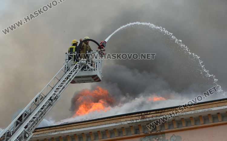 Скара подпалила комина в административната сграда на „Неохим“