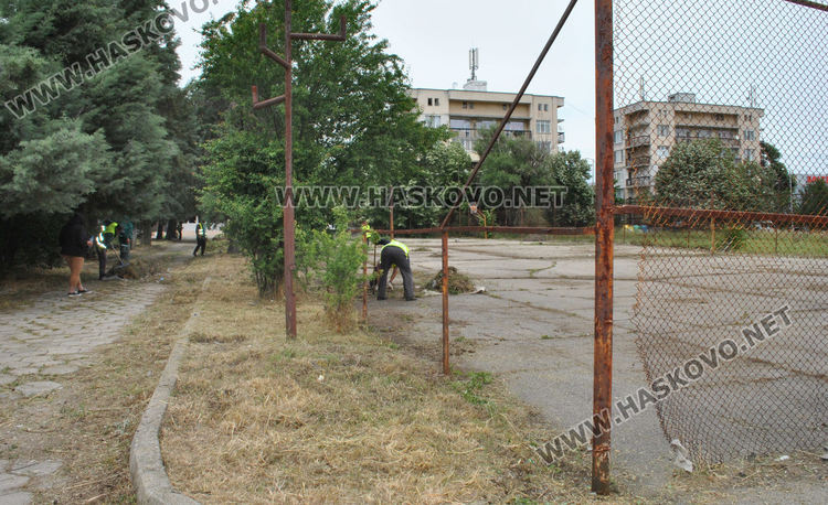 Разчистват занемарено игрище в &bdquo;Болярово&ldquo;