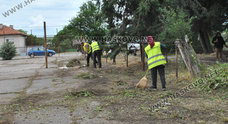 Разчистват занемарено игрище в &bdquo;Болярово&ldquo;