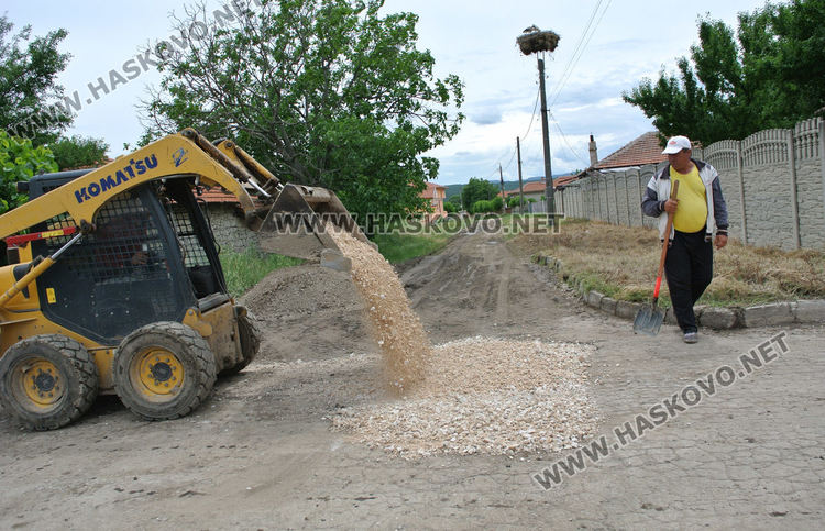 Нов асфалт за най-натоварената улица в Конуш