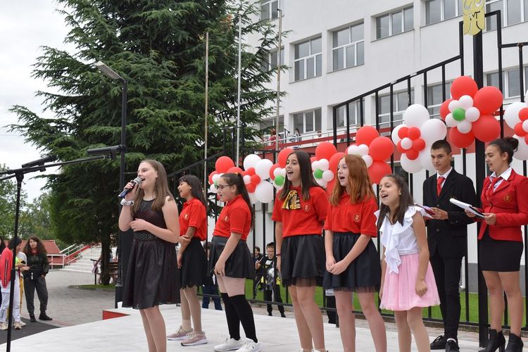 150 пълни отличници  в "Славейков"