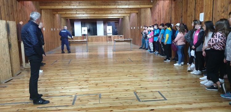 Ученици от Смолян посетиха Академията на МВР, стреляха и с малокалибрено оръжие