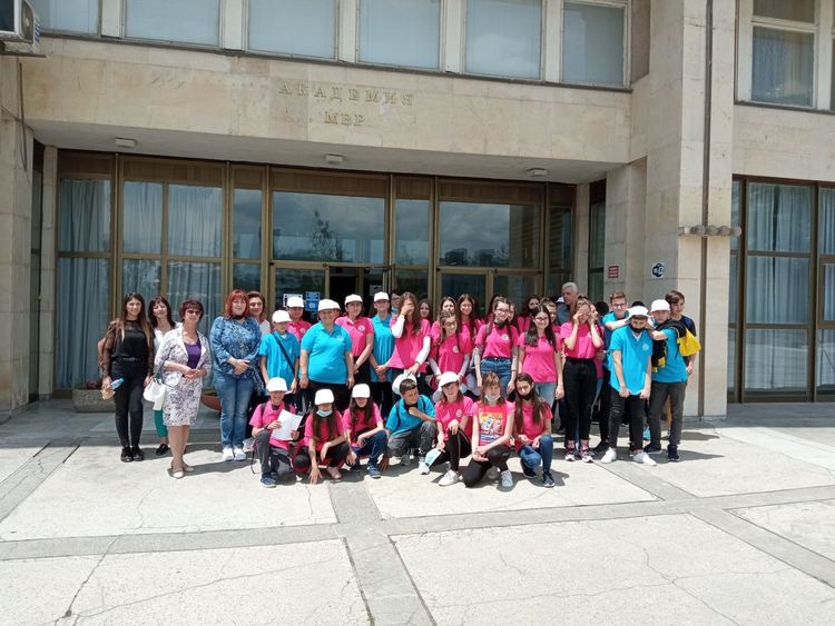 Ученици от Смолян посетиха Академията на МВР, стреляха и с малокалибрено оръжие