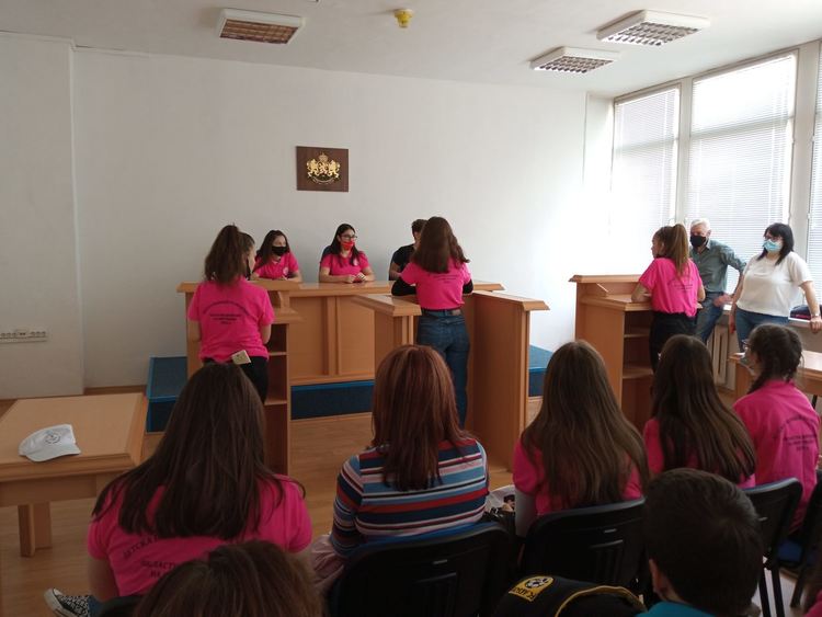 Ученици от Смолян посетиха Академията на МВР, стреляха и с малокалибрено оръжие