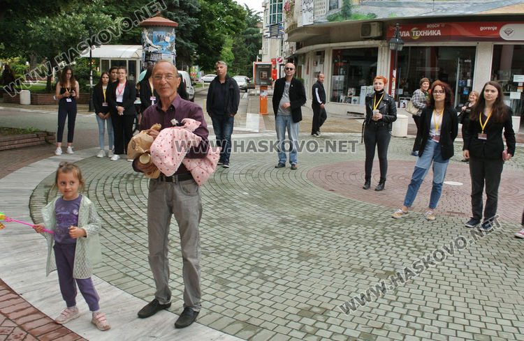 След Ина Иванова, Димитър Атанасов-Шърата в пърформанса “Театърът и поетите”