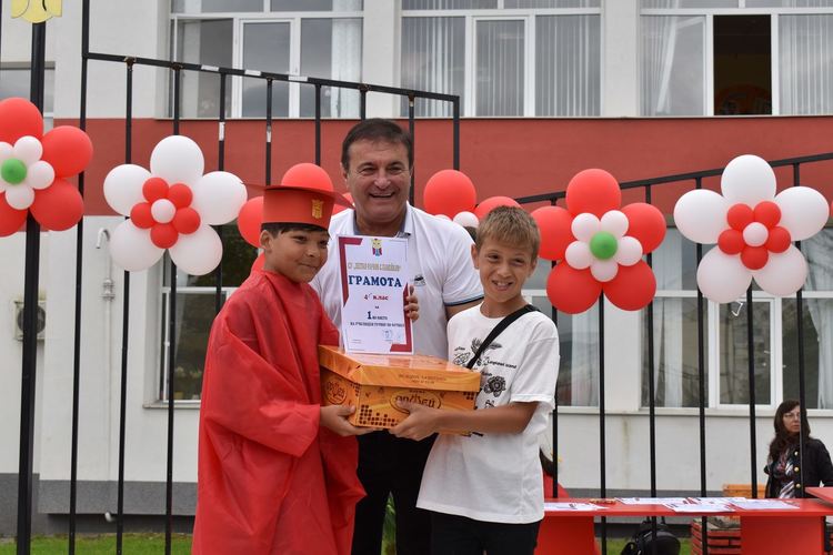 150 пълни отличници  в "Славейков"