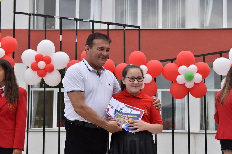 150 пълни отличници  в "Славейков"