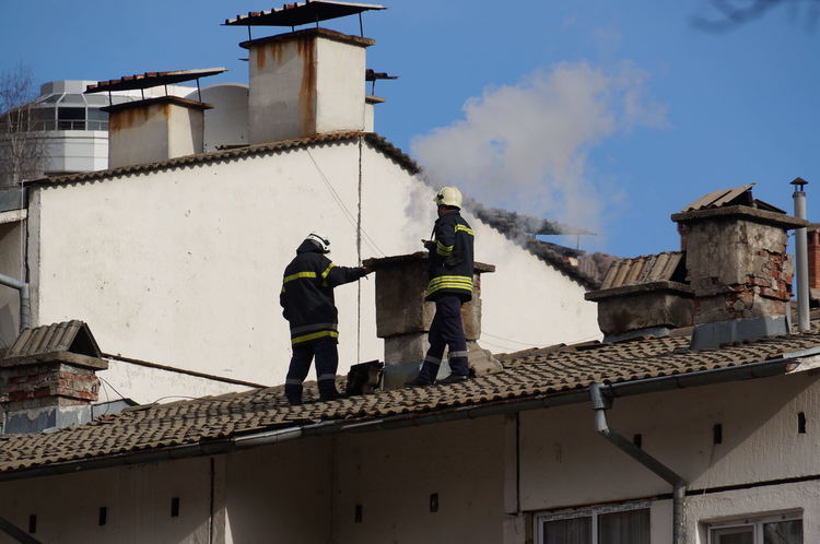 Пламна непочистен комин на къща в Доспат