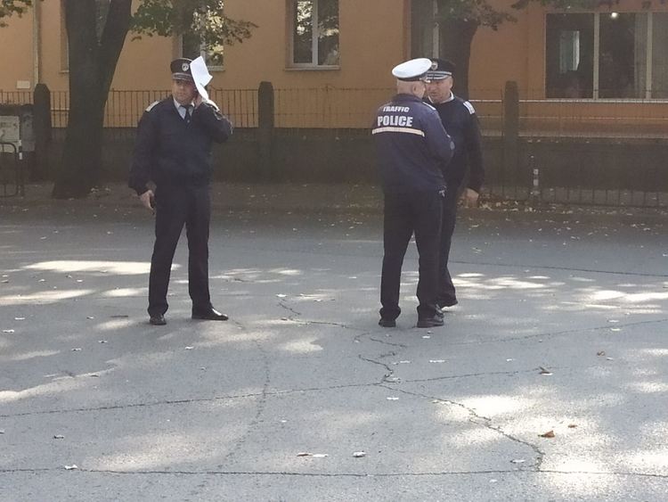 Младеж си прави регистрационна табела за личния автомобил, кара на пук на полицията