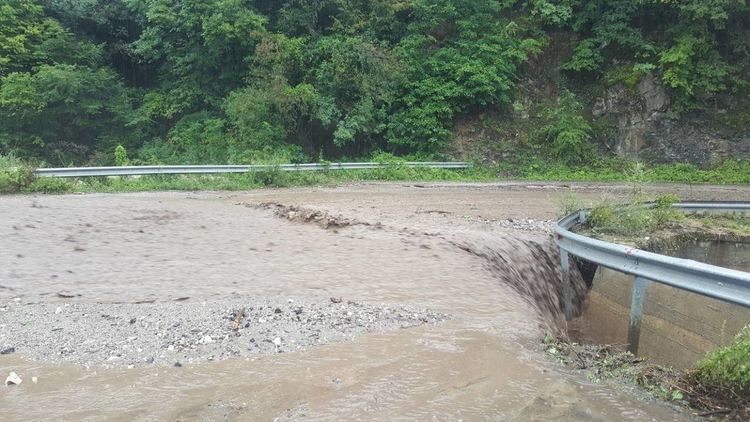 Порои "потопиха " пътя до Чудните мостове