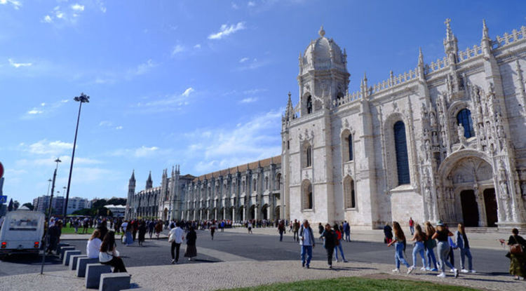 Затвориха Лисабон за пътувания заради ръст на заразените