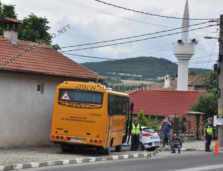 Намерили шофьора на катастрофиралия в Козлец автобус по лице на земята и окървавен