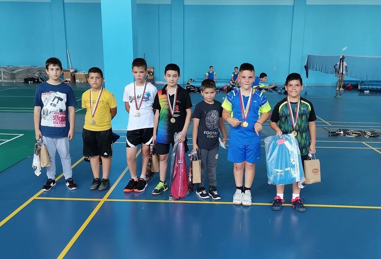 Първи турнир по бадминтон за деца проведоха в новата зала 