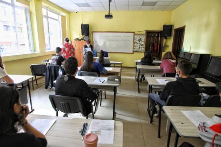 Седмокласниците решават задачи по вариант 1 на НВО