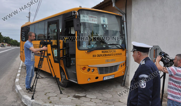 Училищен автобус се заби в крайпътна къща в с. Козлец