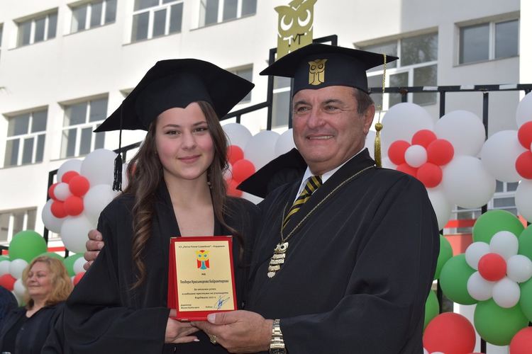 30 плакети и много емоции на дипломирането на випуск 2021 в "Славейков"