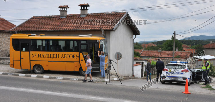 Училищен автобус се заби в крайпътна къща в с. Козлец