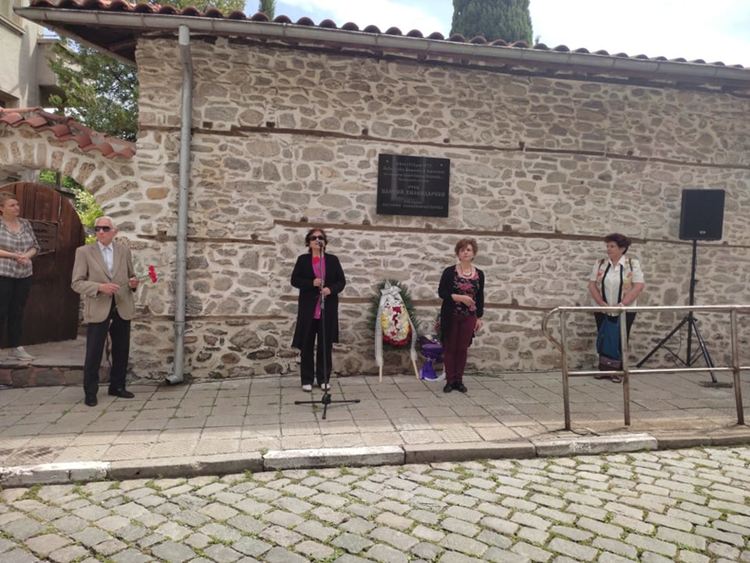 Заместник-кметът Петър Петров поднесе венец пред паметната плоча на Паисий Хилендарски 