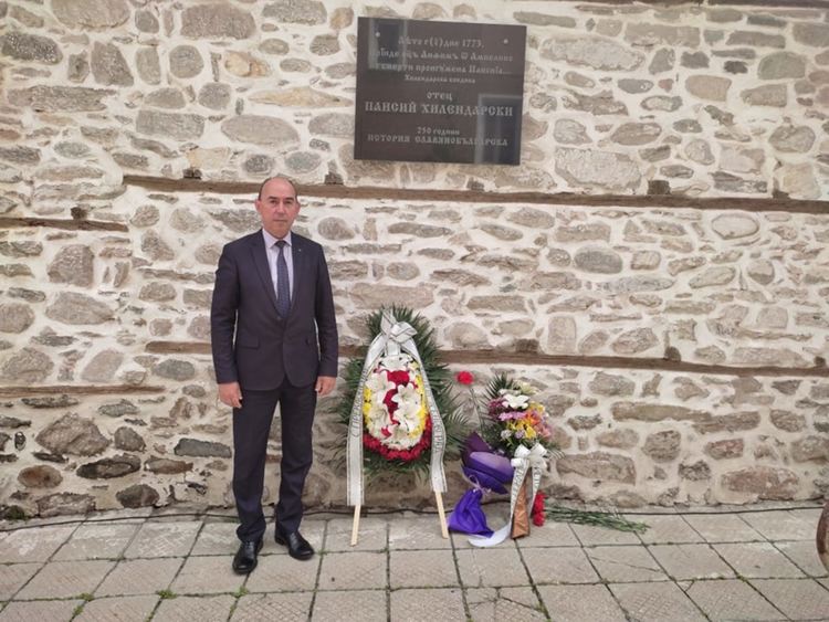 Заместник-кметът Петър Петров поднесе венец пред паметната плоча на Паисий Хилендарски 