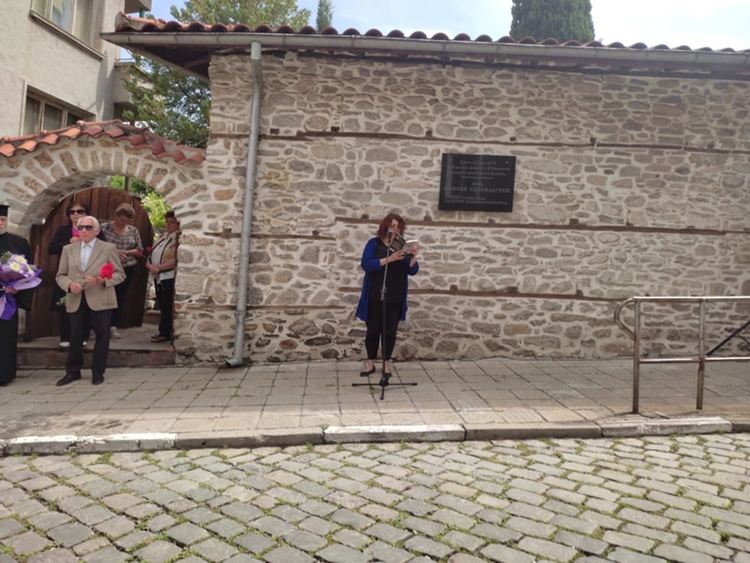 Заместник-кметът Петър Петров поднесе венец пред паметната плоча на Паисий Хилендарски 