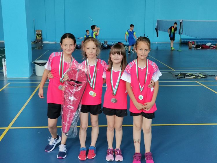 Първи турнир по бадминтон за деца проведоха в новата зала 